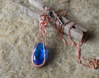 Ovale bleu bleu hydro-verre fait pendentif enveloppé de fil dans le fil de cuivre brut avec un collier de 18 " chaîne de cuivre de trottoir tordu
