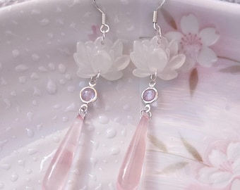 Imitatie witte jade lotusbloem met roze kristallen druppels Oosterse hangende oorbellen, handgemaakte oorbellen, esthetische oorbellen, cadeau voor haar