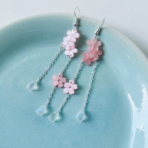 桜ピンクの日本の桜の花とクリスタルの雫の長い垂れ下がるイヤリング、ハンドメイドのイヤリング、美しいイヤリング、彼女への贈り物
