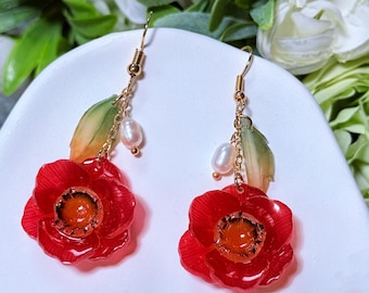 Pendientes colgantes hechos a mano con forma de flor de camelia roja, hojas y perlas naturales, elegante joyería floral estética, regalo botánico para ella.
