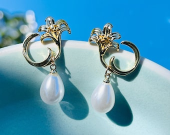 Fleurs de lys argentées ou dorées élégantes avec perles en forme de larme Boucles d'oreilles pendantes, bijoux, boucles d'oreilles faites main, cadeau pour elle, boucles d'oreilles lys