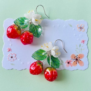 Schrumpf Plastik rote Erdbeere mit Blumen und Blättern baumelte Tropfen Ohrringe, handgemachte Ohrringe, Kawaii Ohrringe, Obst Ohrringe, Geschenk für sie