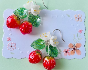 Krympplast röd jordgubb med blomma och blad hängande droppörhängen, handgjorda örhängen, kawaiiörhängen, fruktörhängen, present till henne