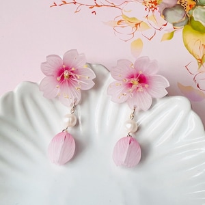 桜ピンクの桜の花の日本のスタッドピアス、ハンドメイドピアス、美しいピアス、かわいいピアス、彼女へのギフト
