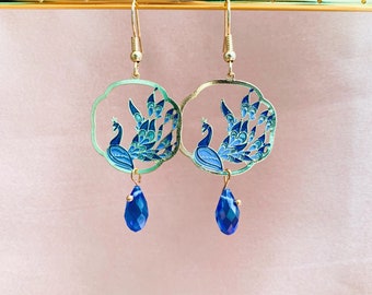 Boucles d'oreilles pendantes pendantes en émail bleu avec cristaux bleus ou glands, boucles d'oreilles faites main, cadeau pour amoureux des oiseaux