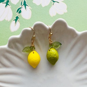 Gelb / Grün Zitronen Obst baumelte Tropfen Hooked Ohrringe, lustige spielerische Ohrringe, Obst-Liebhaber-Geschenk, handgemachte Ohrringe für Zitronenliebhaber
