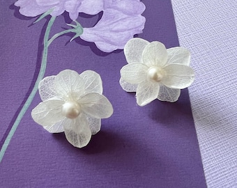 Resin Pressed White Hydrangea Flowers Centered with Fresh Water Pearls Ear Studs, Handmade Earrings, Gift For Her, Botanical Bridal Earrings