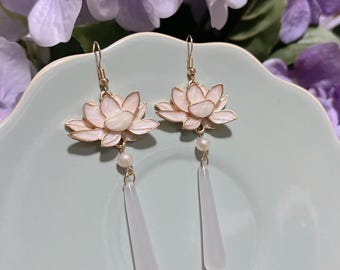 Emaille witte lotusbloem met natuurlijke parel witte jade druppel Oosterse hangende oorbellen, handgemaakte oorbellen, esthetische oorbellen, cadeau voor haar