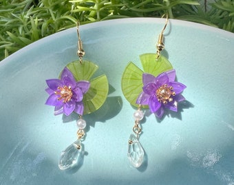 Pendientes japoneses de flor de loto morada con gotas de cristal, hechos a mano, estéticos, kawaii, regalo para ella.