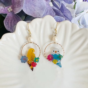 Süße Vogel Papageien mit Süßwasserperlen baumelten Tropfen Ohrringe, handgemachte Ohrringe, Geschenk für sie, Geschenk für Vogelliebhaber, Vogel Ohrringe