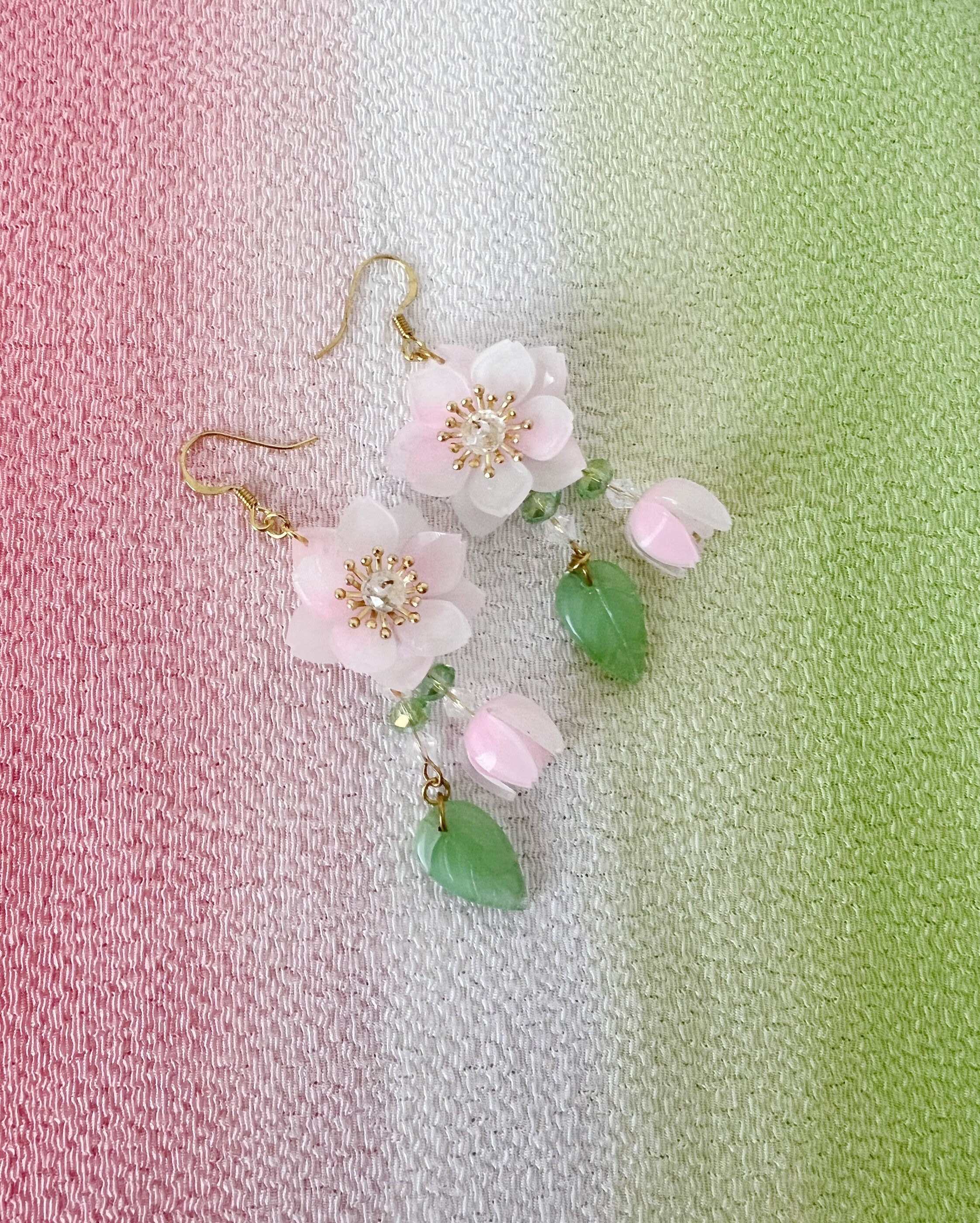 Cherry Blossom White Pink Sakura Flower With Buds and Leaves  display picture 1