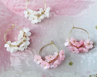 ピンクまたはホワイトの桜の花をモチーフにした14Kゴールドメッキの