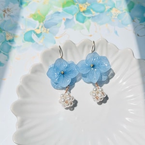 Harz gepresste blau rosa weiße Hortensie Blume mit Perlenball baumelnde Ohrringe, handgemachte Ohrringe, Geschenk für sie, botanischer Brautohrring