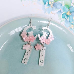 Fleurs de cerisier, lune et lapin ! Boucles d'oreilles pendantes fleur de sakura japonaise rose, boucles d'oreilles faites main, cadeau pour elle, boucle d'oreille lapin de Pâques kawaii
