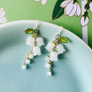 Pendientes colgantes de lirio de los valles de jade blanco con hojas verdes, hechos a mano, flor del mes de mayo, regalo para ella.