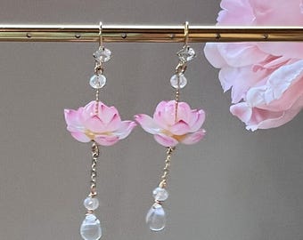 Sierlijke roze lotuswaterleliebloem met kristallen druppels Bungeloorbellen, handgemaakte oorbellen, esthetische oorbellen, zen-oorbellen, cadeau voor haar