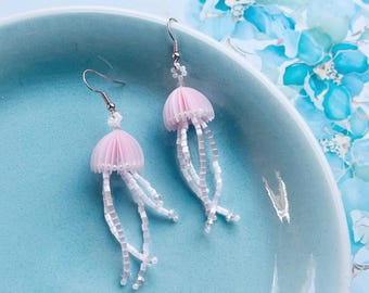 Pendientes colgantes de medusas rosas, blancas y turquesas, hechos a mano con cuentas. Regalo ideal para amantes de la vida marina y los animales. Pendientes artesanales. Joyería con forma de medusa.