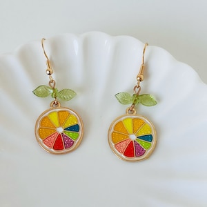 Orecchini pendenti con frutta a forma di limone arcobaleno colorato e foglie verdi, orecchini divertenti e giocosi, orecchini fatti a mano