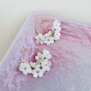 ピンクまたは白の桜の花 14K ゴールドメッキ フープイヤリング、ハンドメイドイヤリング、イヤーフープ、ブライダルイヤリング、かわいいイヤリング