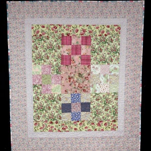 Colcha de bebê, &quot;Floral Fantasy&quot;, feita com retalhos.