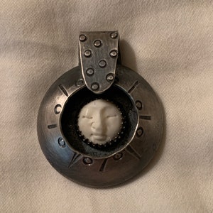 Pendentif visage lune-fait main-argent massif sculpté os-déesse lune estampé-pleine lune