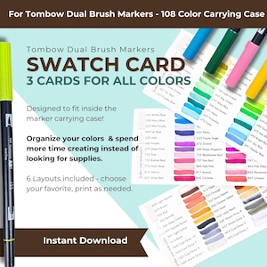 以下が含まれることがあります： 108色用キャリングケース向けTombow Dual Brushマーカー用カラーチャート。色名と見本が印刷されたカード3枚と、紫とライムグリーンのマーカー2本が含まれています。テキスト：Tombow Dual Brush Markers SWATCH CARD。