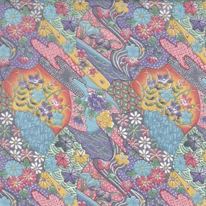 Pode incluir: Um tecido colorido com um padrão repetitivo de flores, folhas e formas geométricas. O tecido está em tons de rosa, azul, amarelo, verde e roxo.