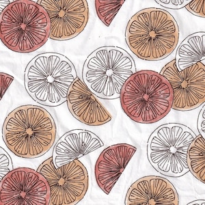Puede incluir: Un patrón sin costuras que presenta varias frutas cítricas, incluyendo naranjas, limones y pomelos. Las frutas están dibujadas en un estilo simple, dibujado a mano, con un efecto acuarela. El fondo es una superficie blanca texturizada.