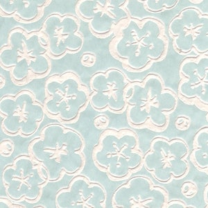 Può includere: Uno sfondo azzurro chiaro con un motivo ripetitivo di fiori bianchi in rilievo. I fiori hanno cinque petali e una piccola stella al centro.