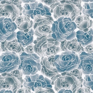 Pode incluir: Um padrão sem costura de rosas azuis e brancas. As rosas são delineadas em branco e têm um efeito suave como aquarela.