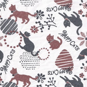 Może przedstawiać: Biały materiał z powtarzającym się wzorem czarnych i brązowych kotów, kwiatów i napisów "Happy Cats".