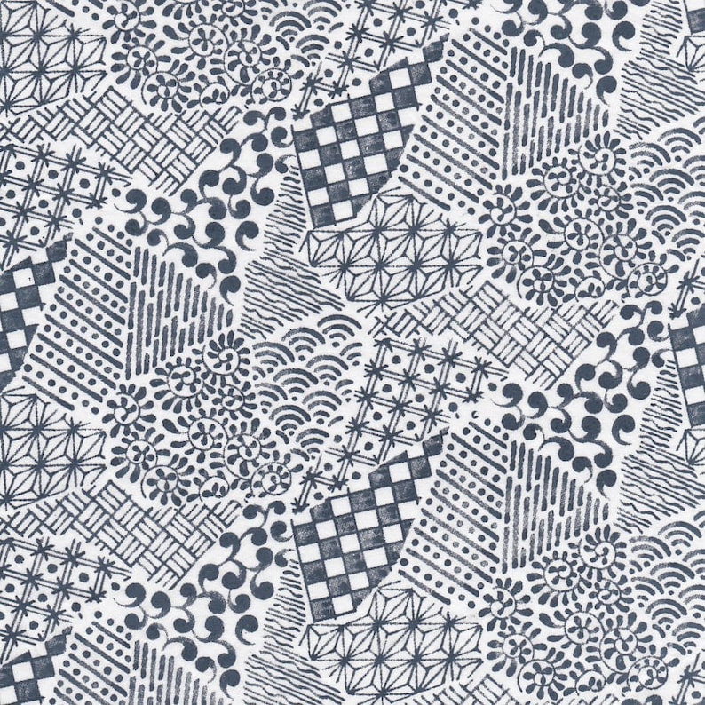 Może przedstawiać: Wz&oacute;r bez szw&oacute;w z r&oacute;żnymi tradycyjnymi japońskimi wzorami geometrycznymi w odcieniach niebieskiego na białym tle. Wzory obejmują fale, kwiaty, gwiazdy i kratki.