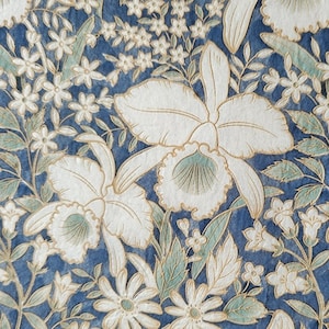 Könnte beinhalten: Nahaufnahme eines floralen Musters mit großen weißen Orchideen, kleinen weißen Blüten und grünen Blättern vor einem tiefblauen Hintergrund. Das Design hat eine aquarellartige Textur mit goldenen Konturen, die einen weichen, künstlerischen Eindruck erzeugt.