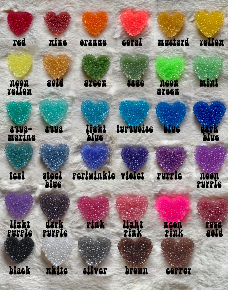 K&ouml;nnte beinhalten: Eine Tabelle mit 24 herzf&ouml;rmigen Harzst&uuml;cken in verschiedenen Farben, darunter Rot, Wein, Orange, Koralle, Senf, Gelb, Neon-Gelb, Gold, Gr&uuml;n, Salbei, Neon-Gr&uuml;n, Minze, Aquamarin, Aqua, Hellblau, T&uuml;rkis, Blau, Dunkelblau, Teal, Stahlblau, Periwinkle, Violett, Lila, Neon-Lila, Helllila, Dunkellila, Rosa, Hellrosa, Neon-Rosa, Ros&eacute;gold, Schwarz, Wei&szlig;, Silber, Braun und Kupfer.