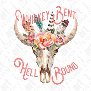 Könnte beinhalten: Aquarellmalerei eines Kuhschädels mit einer Blumenkrone und Federn. Der Text "Whiskey Bent Hell Bound" ist in rosa Schrift geschrieben.