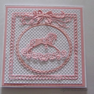 Baby Karte im Vintage Stil mit einem wunderschönen rosa Schaukelpferd.