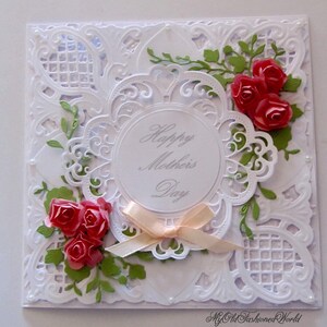 Tarjeta romántica antigua de estilo vintage para el Día de la Madre para alguien especial con rosas de color rosa salmón y encaje.