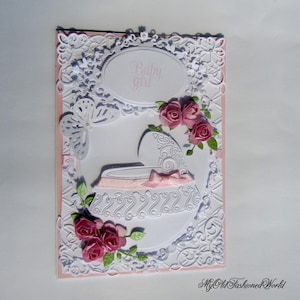 Carte de luxe romantique à l’ancienne pour New Baby Girl, Baby Shower, Crib in Lace Frame, Pink Roses, Butterfly, Ribbon, Pearls