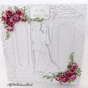 Romantische ouderwetse vintage stijl luxe witte "On Your Wedding Day" kaart met bruid en bruidegom, parels, kant en roze rozen.
