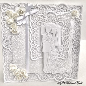 Romantische Old Fashioned Vintage Style Luxus Weiß auf Weiß Karte für Hochzeit, mit Braut und Bräutigam, Spitze, Band und Rosen.