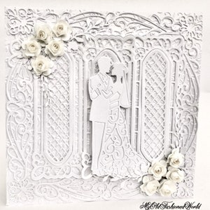 Branco luxuoso romântico e antiquado do estilo do vintage no cartão branco para o casamento que caracteriza noivos, pérolas, laço e rosas.