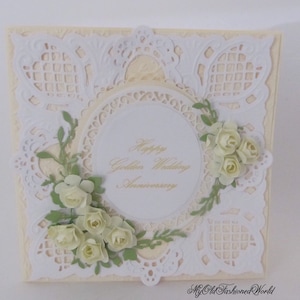 Carte d'anniversaire de mariage romantique de luxe de style vintage à l'ancienne pour un couple spécial avec des roses crème et de la dentelle.