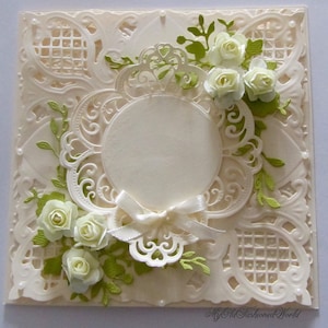 Carte romantique de style vintage à l'ancienne pour quelqu'un de spécial, à personnaliser, avec des roses crème et de la dentelle.