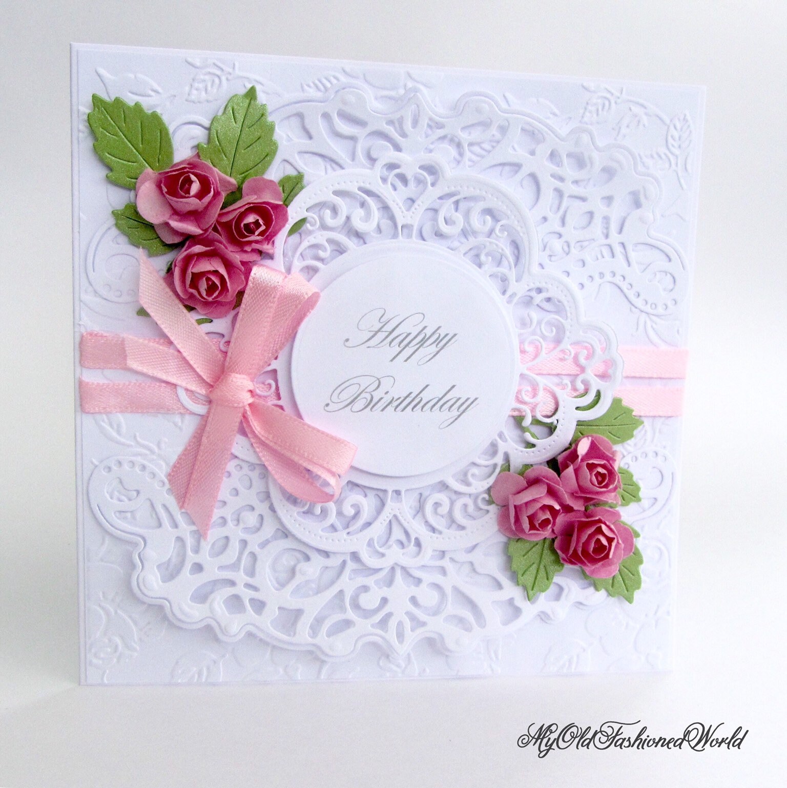 Cartão de aniversário antiquado romântico do estilo do vintage para uma mãe, uma esposa, uma irmã ou um amigo especial que caracteriza rosas, fita e laço cor-de-rosa.