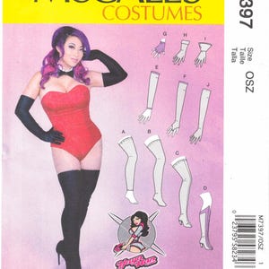 Può includere: Modello McCall's Costumes M7397 con body rosso, guanti neri e stivali sopra il ginocchio. Il modello include vari stili di guanti e calze. L'immagine mostra anche una donna che indossa il costume.