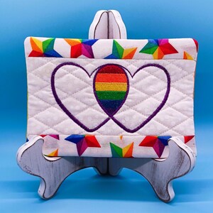Alfombrilla de taza con dos corazones en uno / Mes del orgullo / Apoyo LGBTQ+ / Amor para todos / Romance / Regalo de boda / Regalo de compromiso / Regalo de aniversario