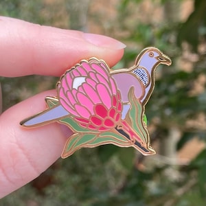 Spotted Dove and Protea - Pin de esmalte duro
