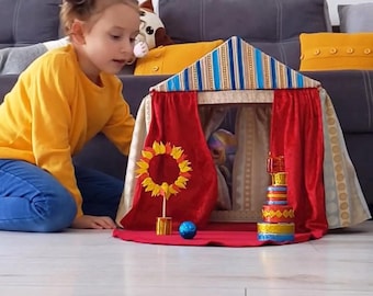 Ręcznie robiony filcowy domek cyrkowy w kształcie namiotu. Miniaturowy domek dla lalek.