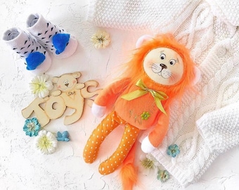 León de peluche. Peluche personalizado. Regalo para niño pequeño.