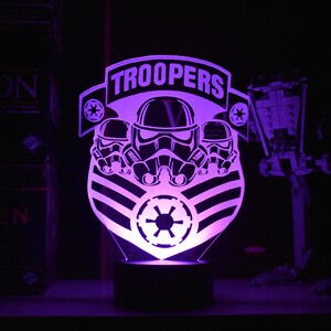 Letrero LED Troopers perfecto como regalo para tu soldado. Lugar en cuevas de hombre, bares, garajes, escritorios.